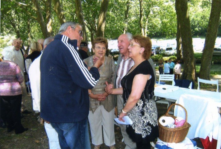 UZES_2008_Mme_Mendoza_en_conversation_avec_les_birtoutï¿½ens.jpg