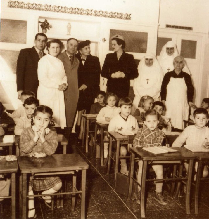 SMK-_Le_dispensaire-1953_-visite_du_Dr_Ghozlan1er_à_Gauche_e.jpg