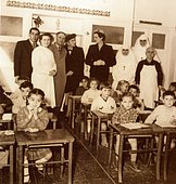 SMK-_Le_dispensaire-1953_-visite_du_Dr_Ghozlan1er_à_Gauche_e.jpg